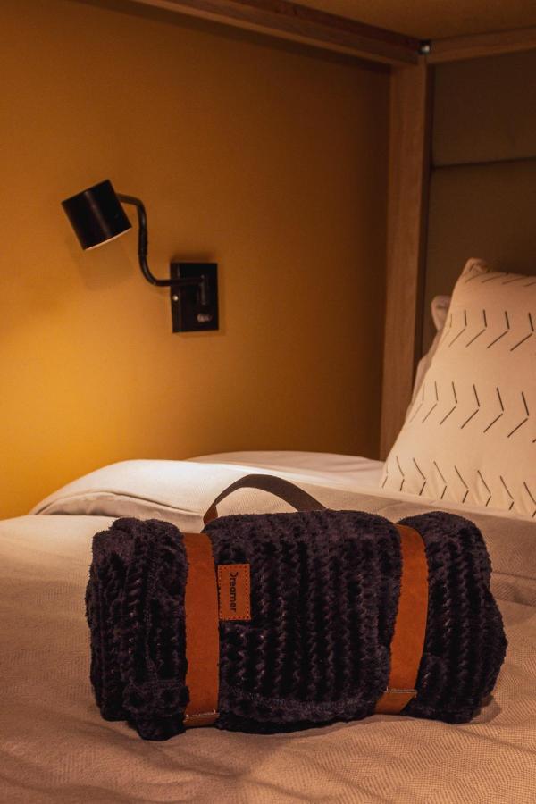 Cama en habitación compartida femenina de 6 camas